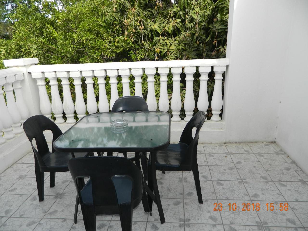 Upper Room Guest House Франсистаун Екстериор снимка