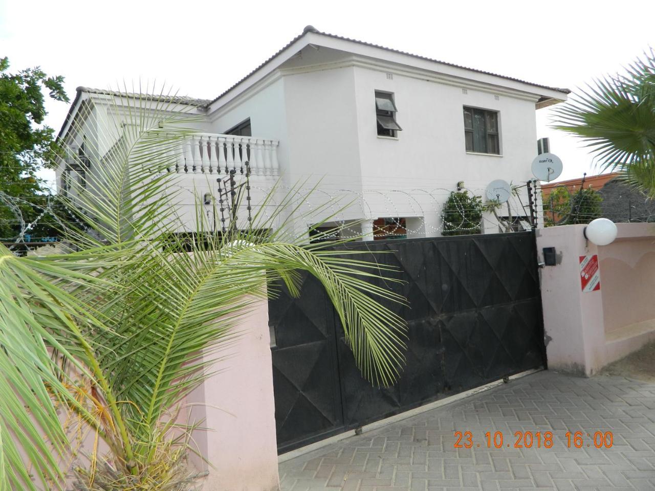 Upper Room Guest House Франсистаун Екстериор снимка
