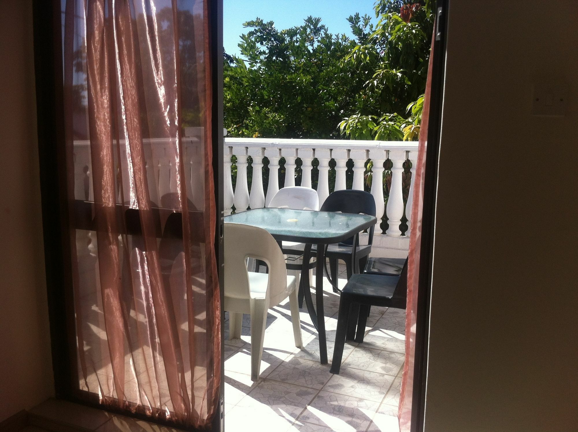 Upper Room Guest House Франсистаун Екстериор снимка